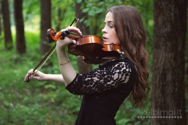 HUMANISTINĖ VESTUVIŲ CEREMONIJA, SMUIKININKĖ GROJA, SMUIKO ATLIKĖJA 