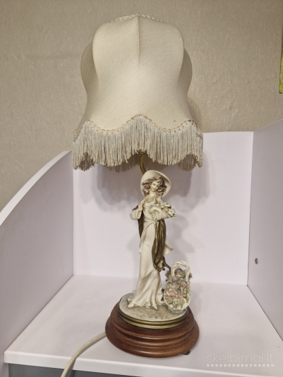 B. Merli porcelianinė stalinė lempa su dama ir gėlėmis ~ 57cm.
