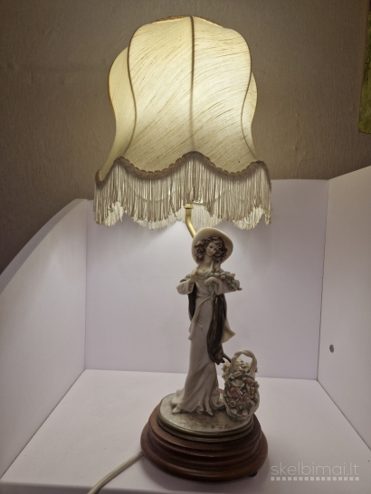B. Merli porcelianinė stalinė lempa su dama ir gėlėmis ~ 57cm.