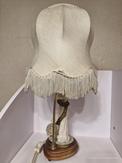 B. Merli porcelianinė stalinė lempa su dama ir gėlėmis ~ 57cm.