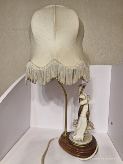 B. Merli porcelianinė stalinė lempa su dama ir gėlėmis ~ 57cm.
