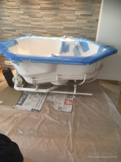 Parduodama masažinė ergonomiška, nenaudota Hansgrohe vonia.