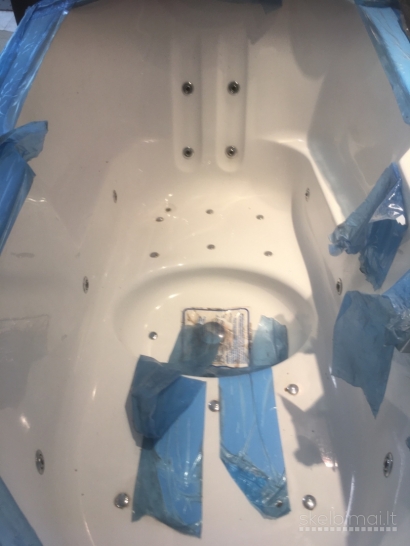 Parduodama masažinė ergonomiška, nenaudota Hansgrohe vonia.