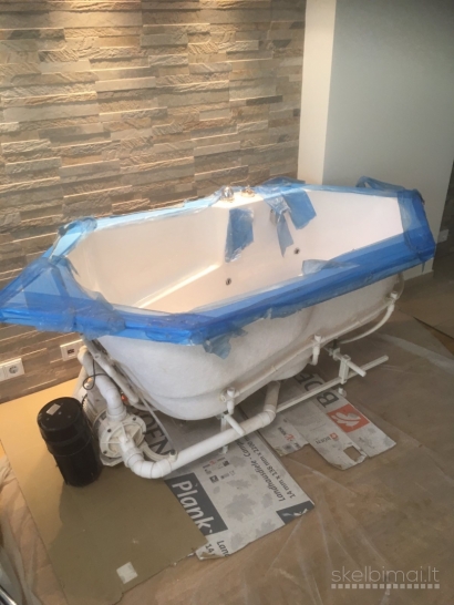 Parduodama masažinė ergonomiška, nenaudota Hansgrohe vonia.