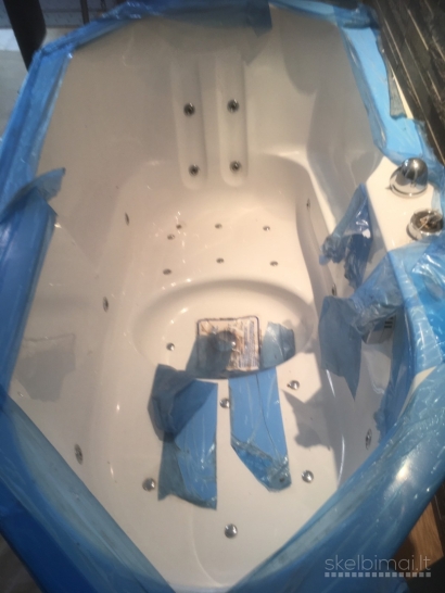 Parduodama masažinė ergonomiška, nenaudota Hansgrohe vonia.