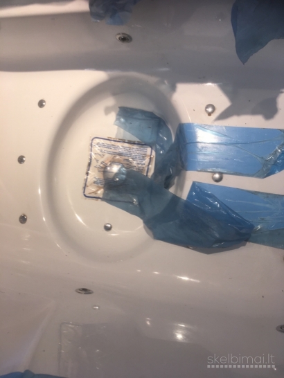 Parduodama masažinė ergonomiška, nenaudota Hansgrohe vonia.