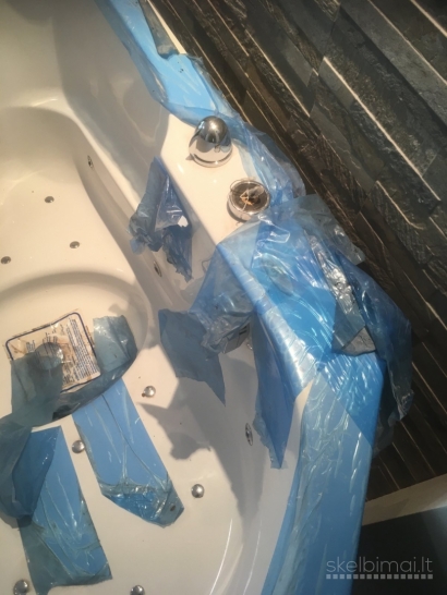 Parduodama masažinė ergonomiška, nenaudota Hansgrohe vonia.