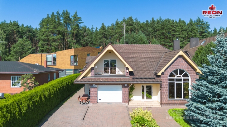 LABAI KOKYBIŠKAS VIENO AUKŠTO NAMAS SU MANSARDA, RŪSIU, DIDELIAME SKLYPE, ITI