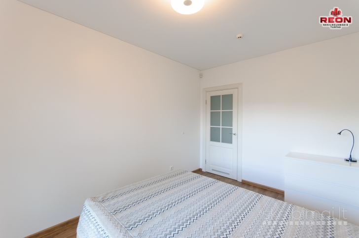 NAUJAI ĮRENGTAS 2K. BUTAS NAUJAMIESTYJE SU AUTOMOBILIO STOVĖJIMO VIETA!