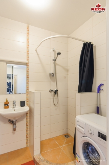 NAUJAI ĮRENGTAS 2K. BUTAS NAUJAMIESTYJE SU AUTOMOBILIO STOVĖJIMO VIETA!