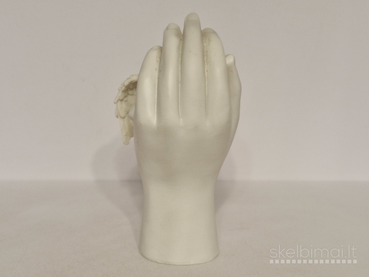 Skulptūrelė "Miegantis angelas rankoje" - balta dekoracija