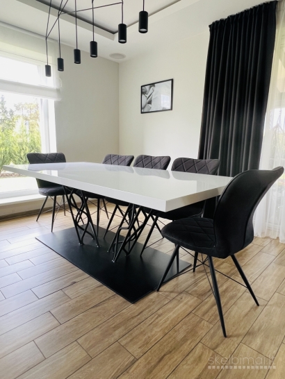 Valgomasis stalas 220x100cm su 8 kėdėmis.