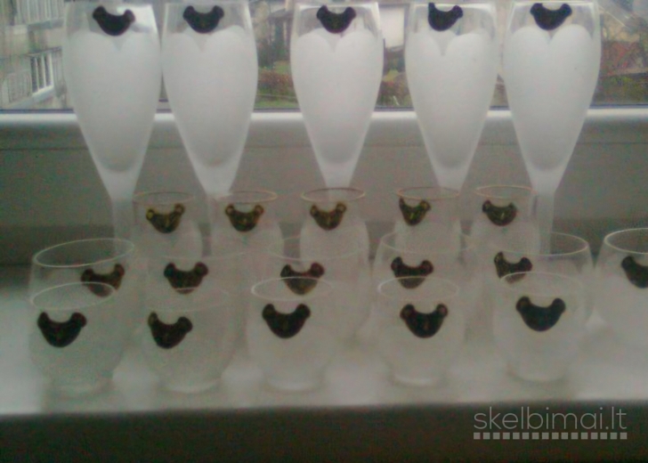 Rūgštinto stiklo gražus servizas-taurės