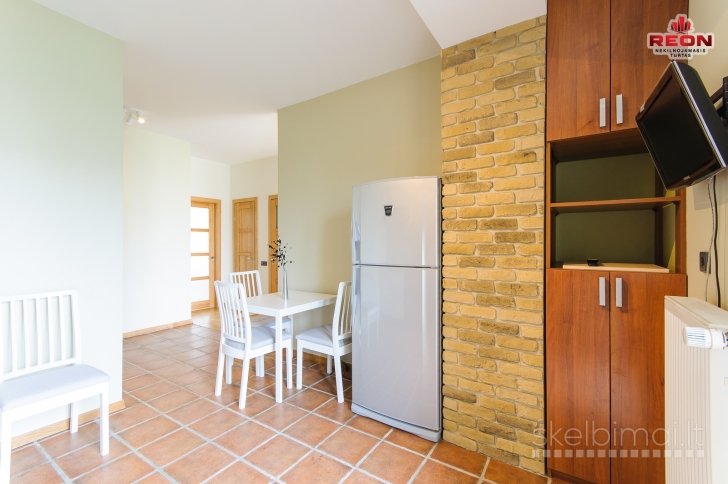 ERDVUS 2 K. BUTAS NAUJOS STATYBOS NAME, SU POŽEMINIU PARKINGU IR AUTONOMINIU Š