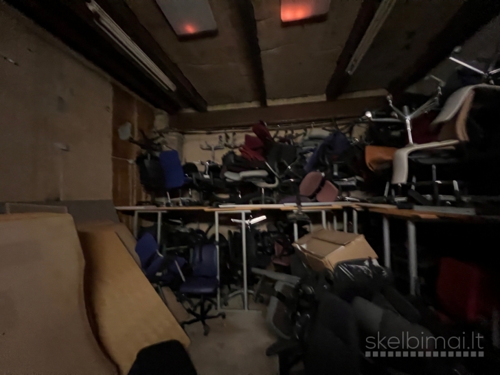 Bankrutavusi įmonė parduoda biuro baldus.