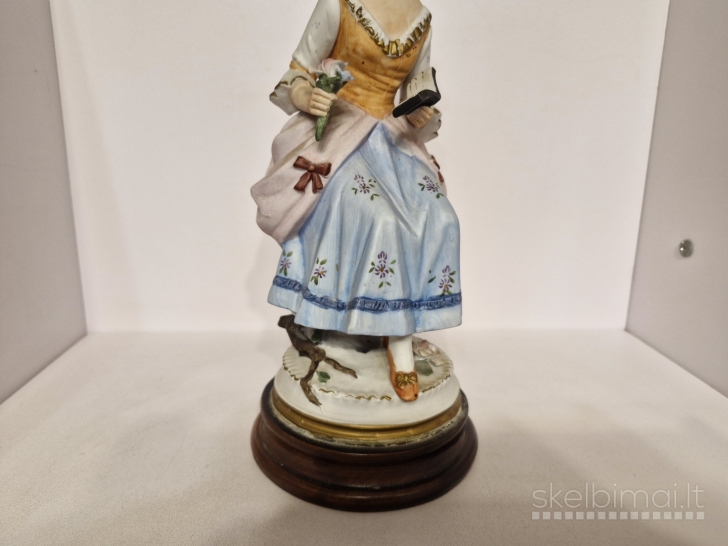 Porcelianinė figūrelė "Mergina su knyga ir gėlėmis", apie 28,5cm.