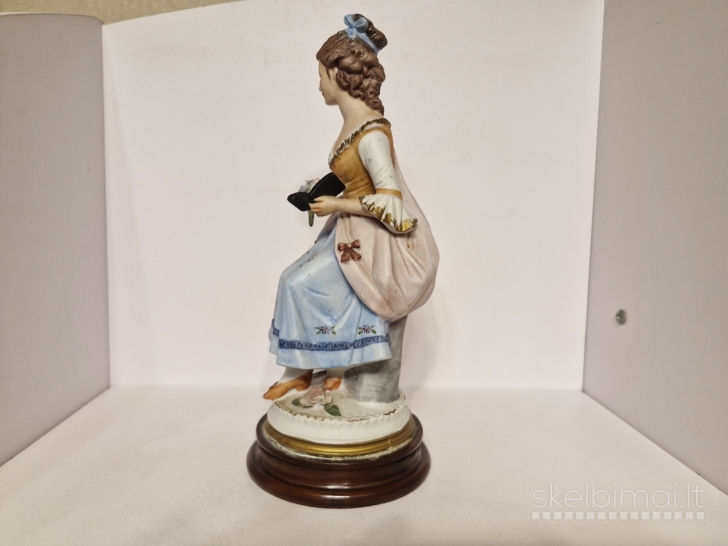 Porcelianinė figūrelė "Mergina su knyga ir gėlėmis", apie 28,5cm.