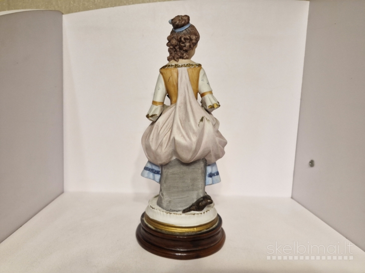 Porcelianinė figūrelė "Mergina su knyga ir gėlėmis", apie 28,5cm.