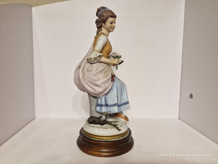Porcelianinė figūrelė "Mergina su knyga ir gėlėmis", apie 28,5cm.
