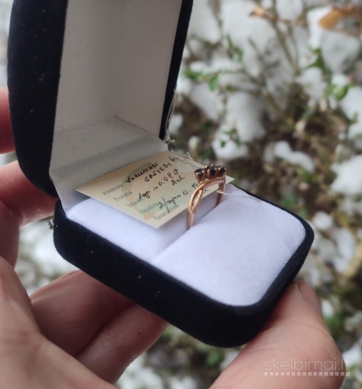 Naujas auksinis ziedas su safyrais