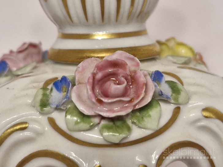 Porcelianinė Dresden stiliaus žvakidė su gėlėmis ir paauksavimu, 14cm.