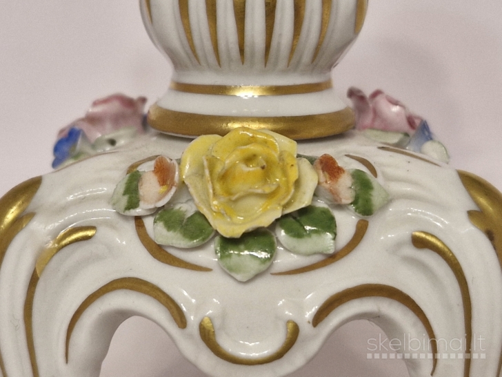Porcelianinė Dresden stiliaus žvakidė su gėlėmis ir paauksavimu, 14cm.