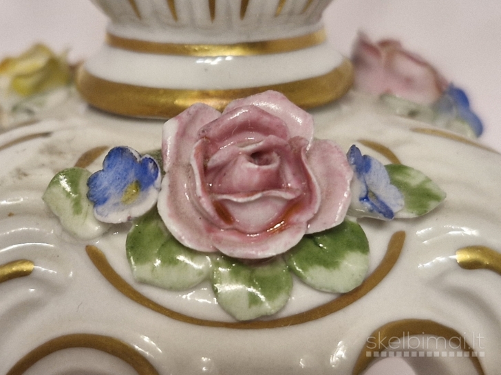 Porcelianinė Dresden stiliaus žvakidė su gėlėmis ir paauksavimu, 14cm.