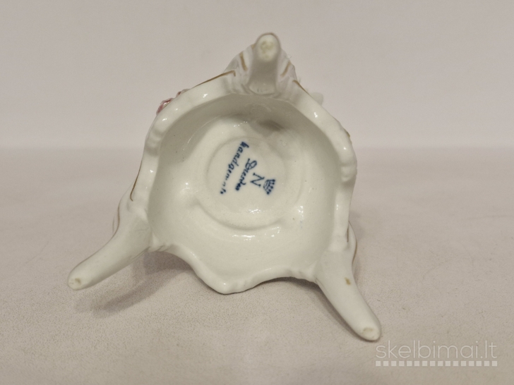 Porcelianinė Dresden stiliaus žvakidė su gėlėmis ir paauksavimu, 14cm.