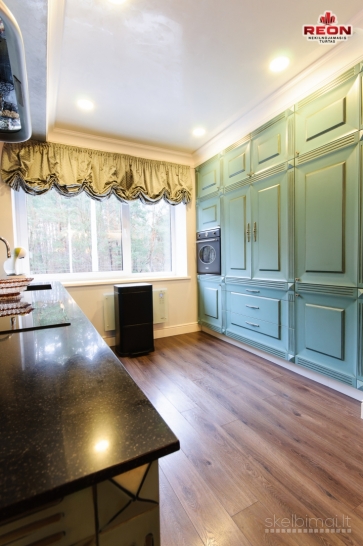 VISIŠKAI NAUJAI ĮRENGTAS 3 KAMBARIŲ BUTAS SU JACUZZI IR VIETA  UŽDARAME KIEM