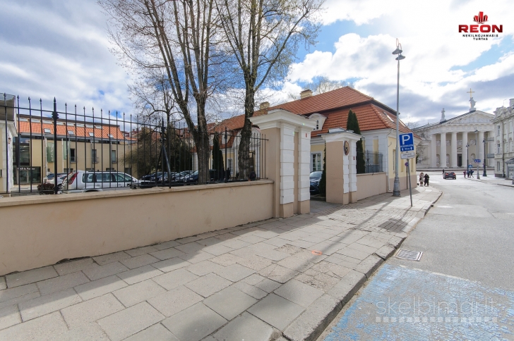 TILTO GATVĖJE, PRESTIŽINĖJE VILNIAUS VIETOJE, VISAI ŠALIA KATEDROS, GRETA GE