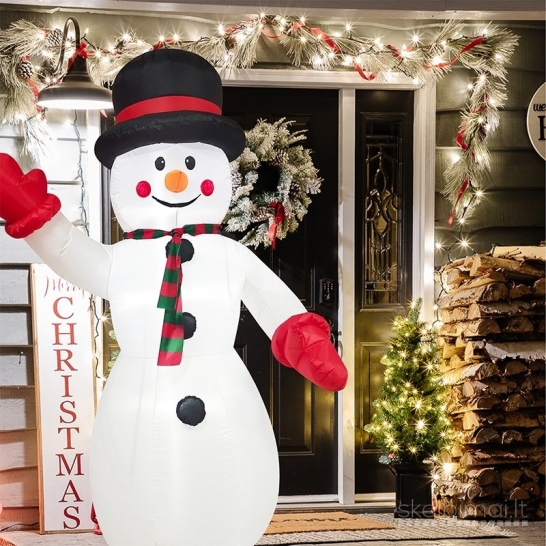 LED šviesomis apšviestas sniego senis