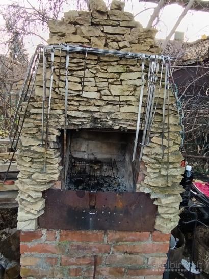 Kaune Vilijampolėje parduodamas 4 kambarių (namo dalis)