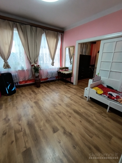 Kaune Vilijampolėje parduodamas 4 kambarių (namo dalis)