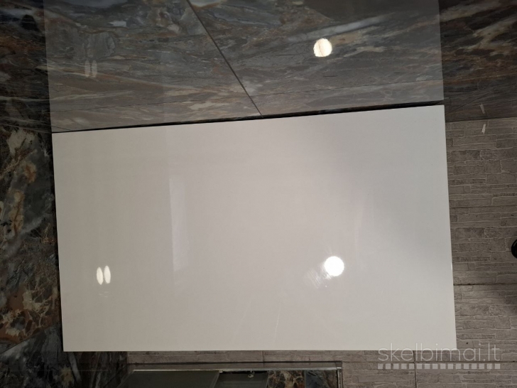 Baltas minimalistinis stalas