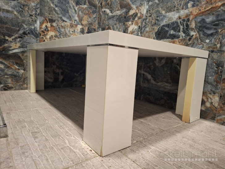 Baltas minimalistinis stalas