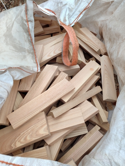 Parduodamos džiovinto ąžuolo ir uosio atraižos