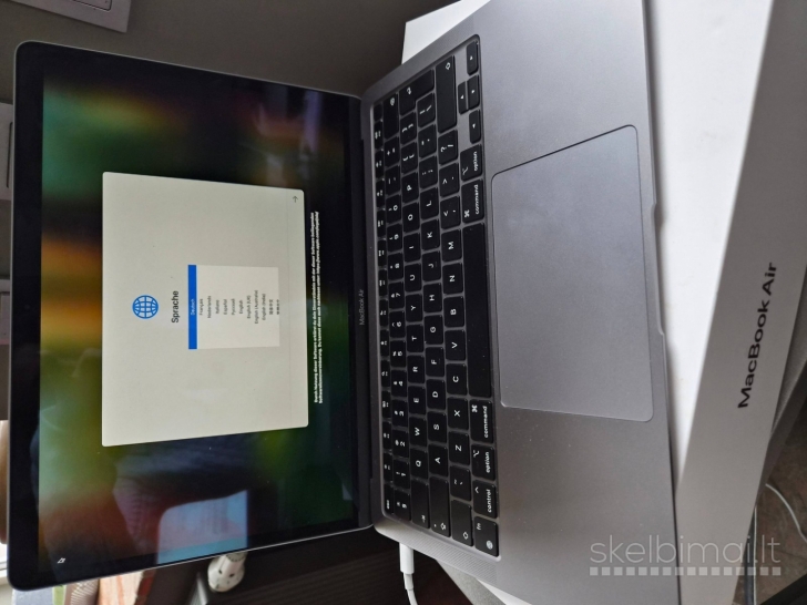 Parduodami nešiojamieji kompiuteriai MacBook