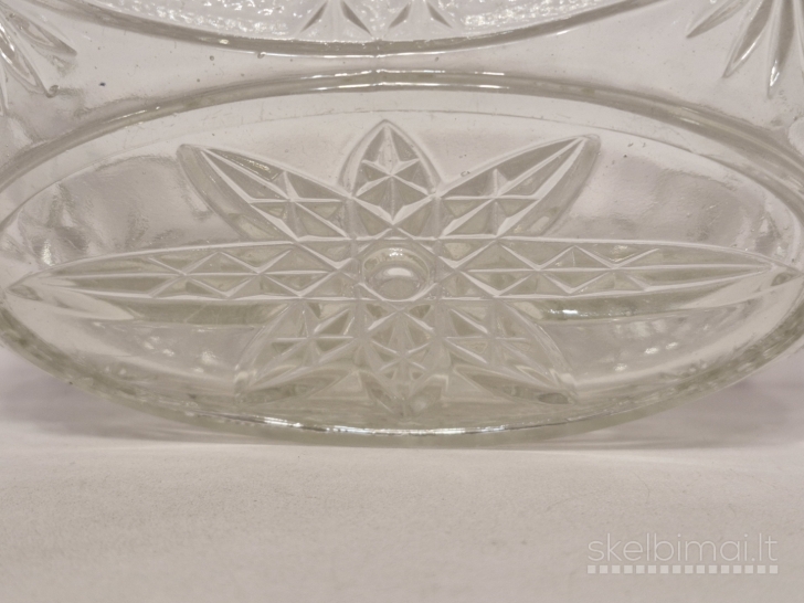 Stiklinis presuoto stiklo dubuo apie 23cm.
