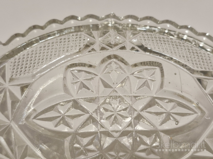 Stiklinis presuoto stiklo dubuo apie 23cm.