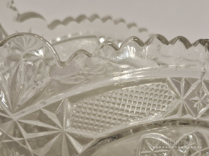 Stiklinis presuoto stiklo dubuo apie 23cm.