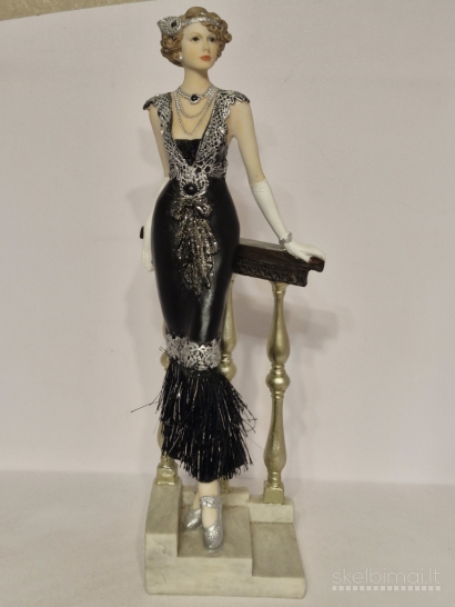Art Deco stiliaus dama ant marmurinio pagrindo apie 34cm.