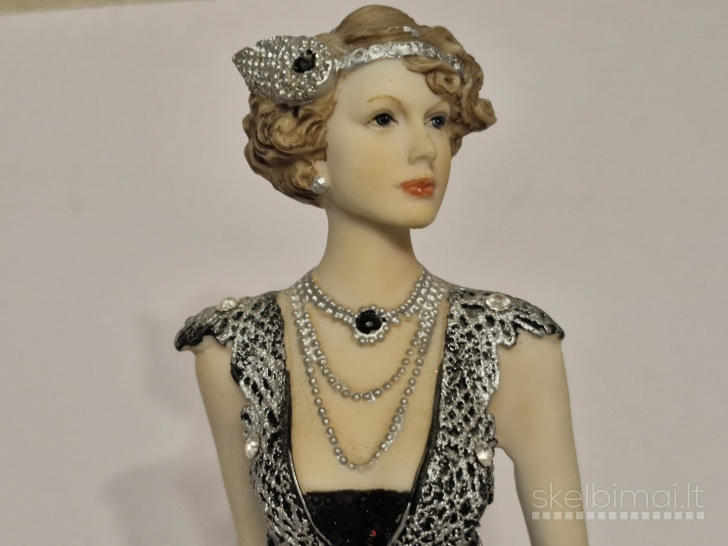Art Deco stiliaus dama ant marmurinio pagrindo apie 34cm.