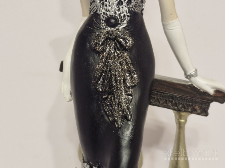 Art Deco stiliaus dama ant marmurinio pagrindo apie 34cm.