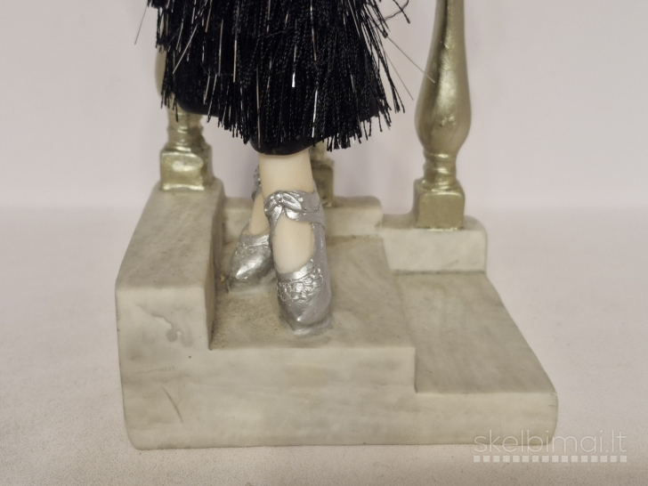 Art Deco stiliaus dama ant marmurinio pagrindo apie 34cm.