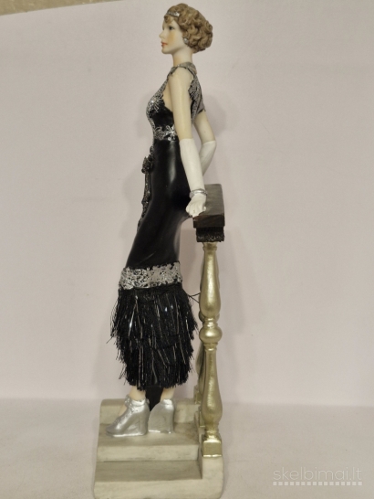 Art Deco stiliaus dama ant marmurinio pagrindo apie 34cm.