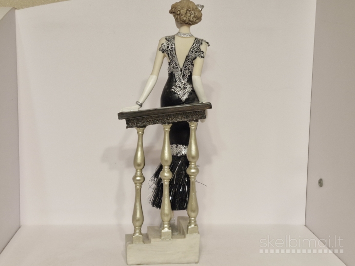 Art Deco stiliaus dama ant marmurinio pagrindo apie 34cm.