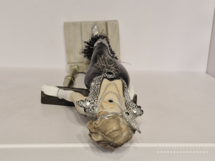 Art Deco stiliaus dama ant marmurinio pagrindo apie 34cm.