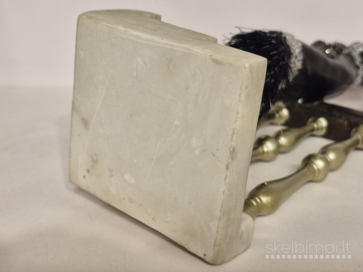 Art Deco stiliaus dama ant marmurinio pagrindo apie 34cm.