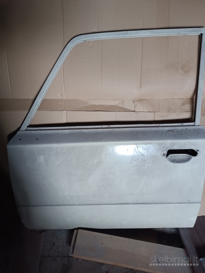 Priekinės vairuotojo durys