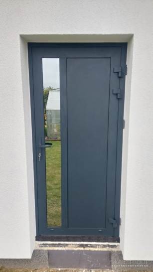 A++ klasės aliuminės lauko durys – šiltos, saugios | Sandėlyje / pagal užsakymą